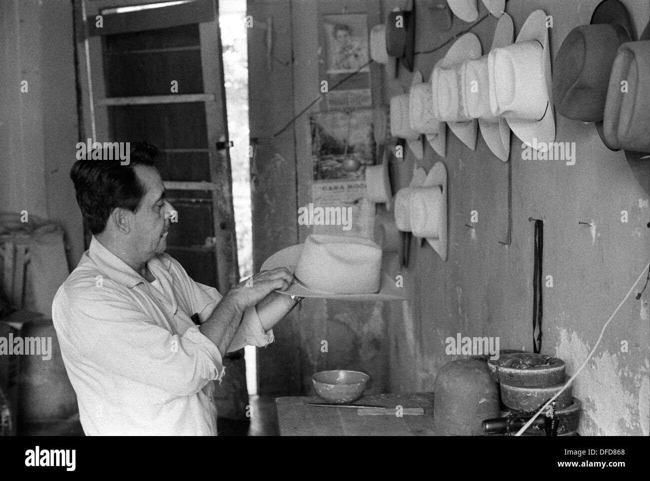 Fabricant mexicain de chapeaux, fabriqué à la main, près de Mazatlan Mexique des années 1970. État mexicain de Sinaloa. 1973 HOMER SYKES Banque D'Images