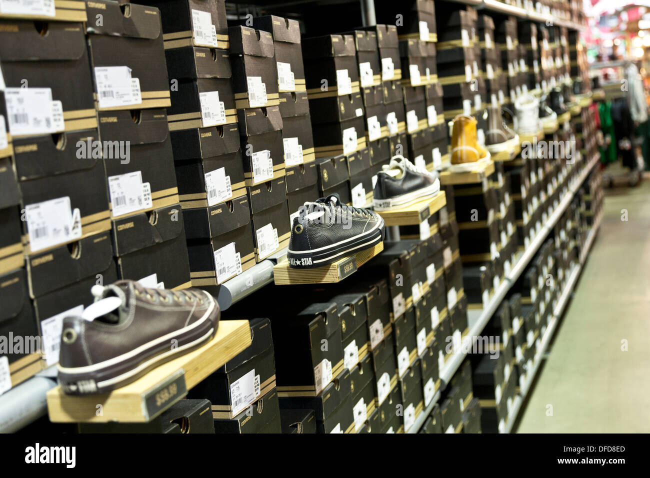 Chaussures Converse disposés sur les étagères de magasin de chaussures Converse, Great Mall, Milpitas, Californie, USA Banque D'Images