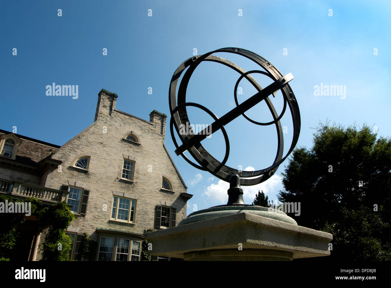 Sphères armillaires Globe en jardin, la George Eastman House de la photographie. Banque D'Images