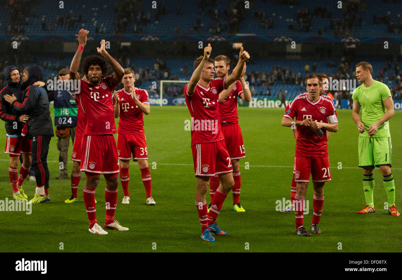 30.06.2010 Manchester, Angleterre. Le Bayern Munich joueurs remercie les fans pour leur soutien après le groupe d'UEFA Champions League, match entre Manchester City et le Bayern de Munich à partir de l'Etihad Stadium. Banque D'Images