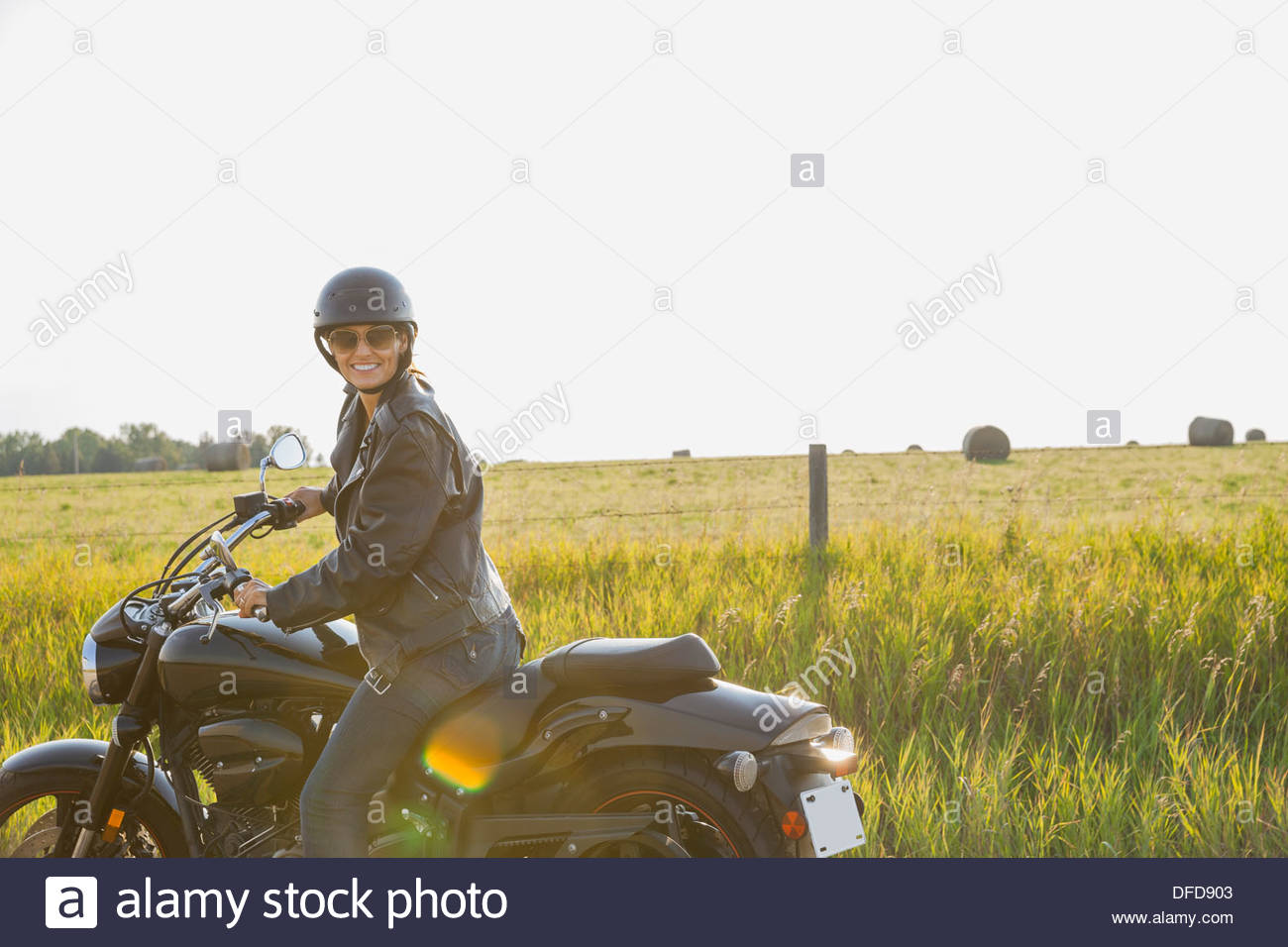 Portrait de femme assise sur une moto motard Banque D'Images