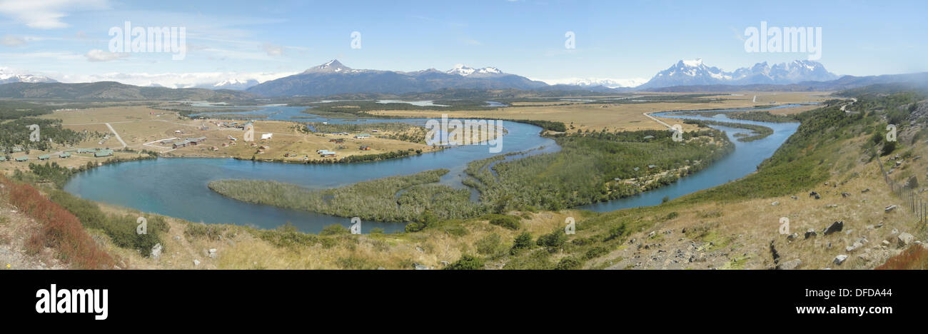 Vue panoramique sur le Rio Serrano zone du parc national Torres del Paine, Chili. Banque D'Images