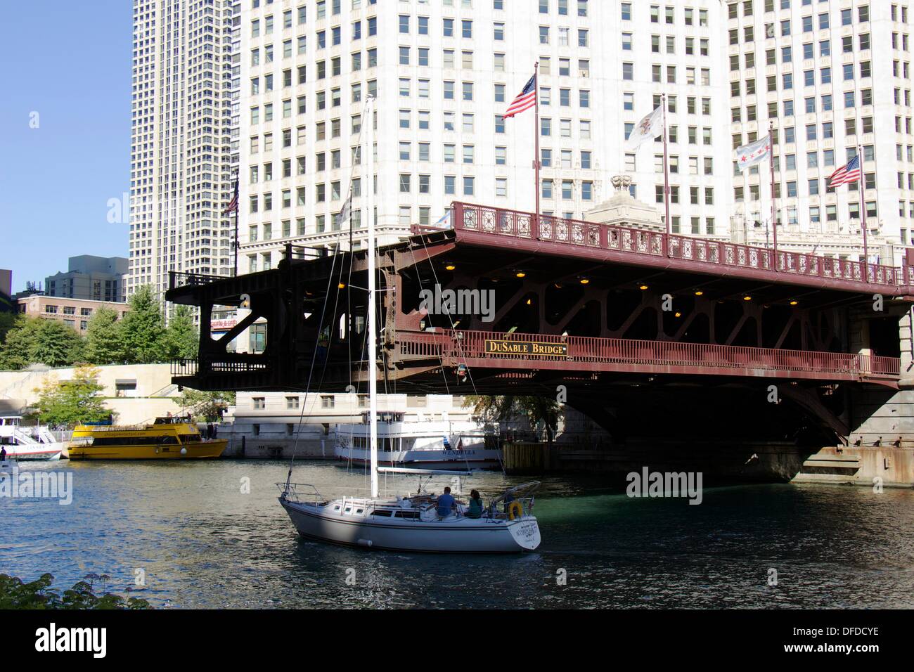 Chicago, Illinois, USA. 2 octobre, 2013. La DuSable Pont sur North Michigan Avenue soulevées pour permettre aux voiliers de passer sur le chemin du lac Michigan pour petits bateaux pour les cours d'entreposage d'hiver le long de la rivière Chicago. Une fois soulevée fréquemment pour permettre aux navires de commerce de passer, les ponts maintenant soulever qu'au printemps et l'automne à l'ouverture et la fermeture de la saison de navigation. Credit : Todd Bannor/Alamy Live News Banque D'Images