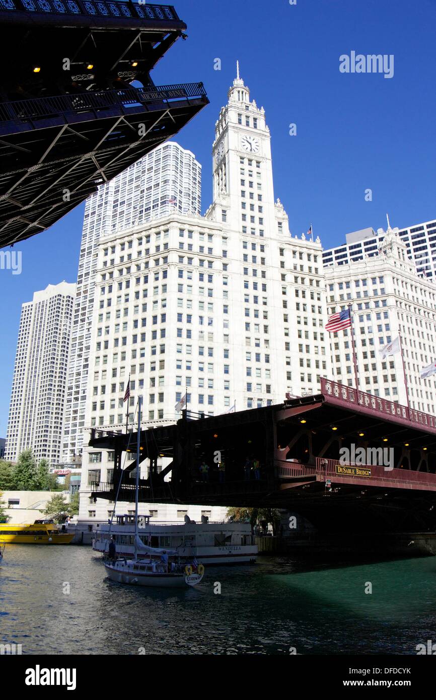 Chicago, Illinois, USA. 2 octobre, 2013. La DuSable Pont sur North Michigan Avenue soulevées pour permettre aux voiliers de passer sur le chemin du lac Michigan pour petits bateaux pour les cours d'entreposage d'hiver le long de la rivière Chicago. Une fois soulevée fréquemment pour permettre aux navires de commerce de passer, les ponts maintenant soulever qu'au printemps et l'automne à l'ouverture et la fermeture de la saison de navigation. Credit : Todd Bannor/Alamy Live News Banque D'Images