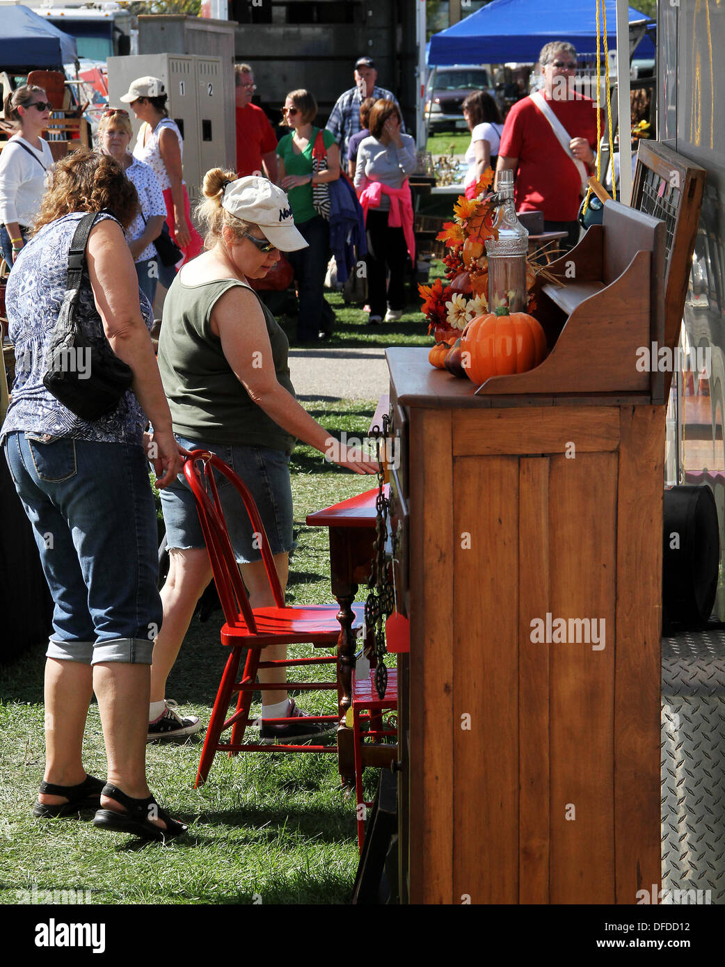 Le 29 septembre, 2013 - Elkhorn, Wisconsin, États-Unis - Des images de l'Elkhorn mobilier ancien marché aux puces de la Walworth County Fairgrounds à Elkhorn, Wisconsin Dimanche 29 Septembre, 2013 (Crédit Image : © Kevin E. Schmidt/ZUMAPRESS.com) Banque D'Images