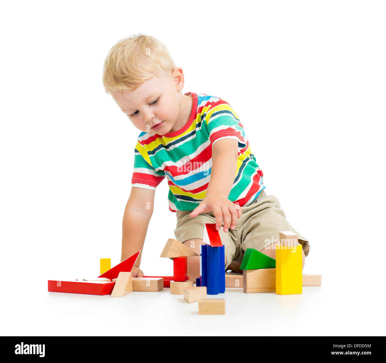 Kid Garçon jouant les jouets en bois Banque D'Images