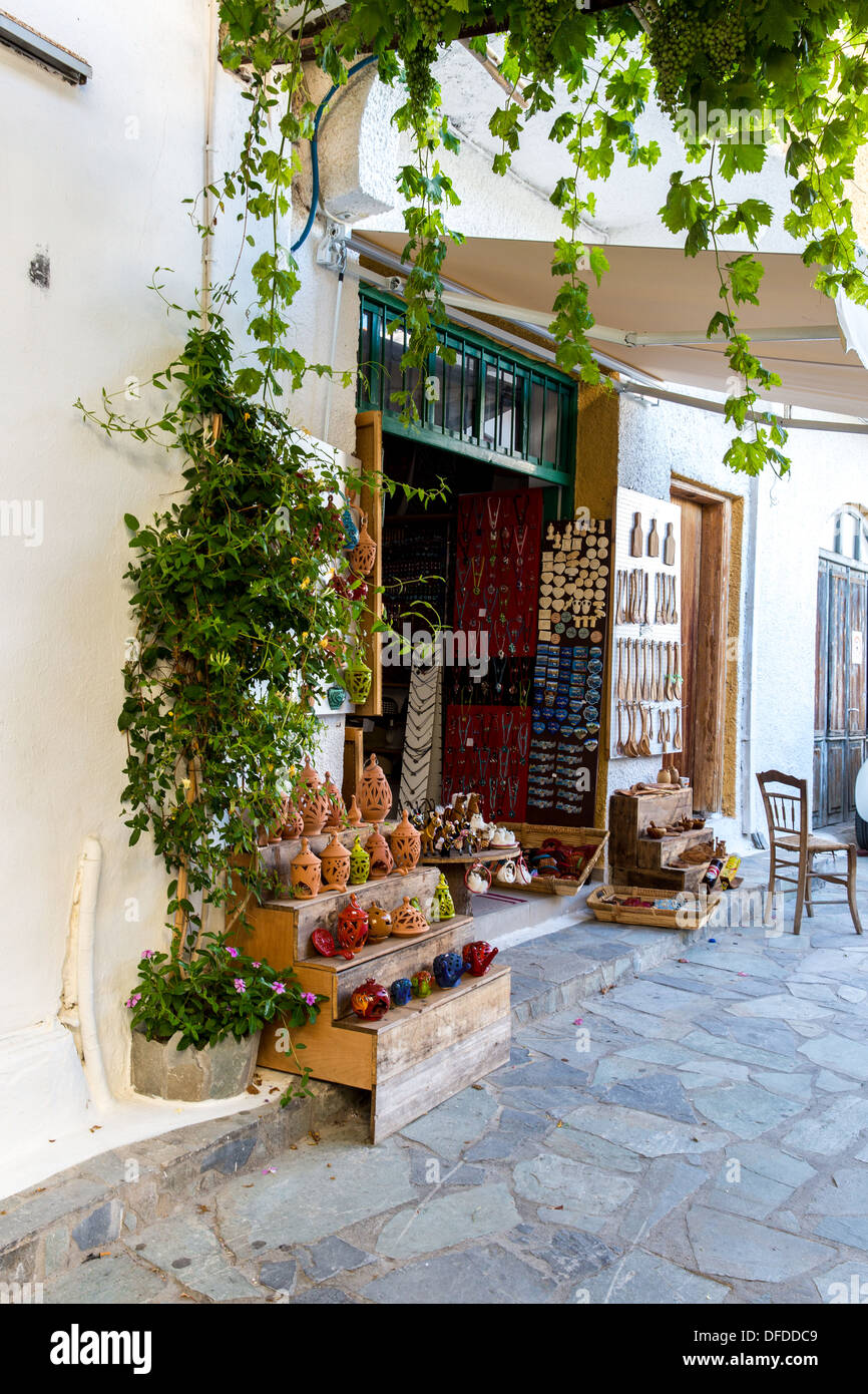 Street shop d'ornements, de cadeaux, de souvenirs dans petit village crétois dans l'île de Crète, Grèce. Extérieur du bâtiment d'accueil. Banque D'Images