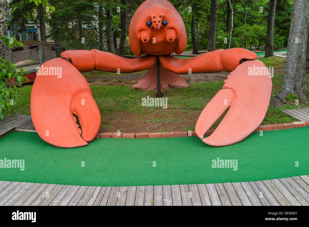 Statue de homard géant à un golf miniature sur l'Île du Prince Édouard, une des provinces maritimes au Canada. Banque D'Images