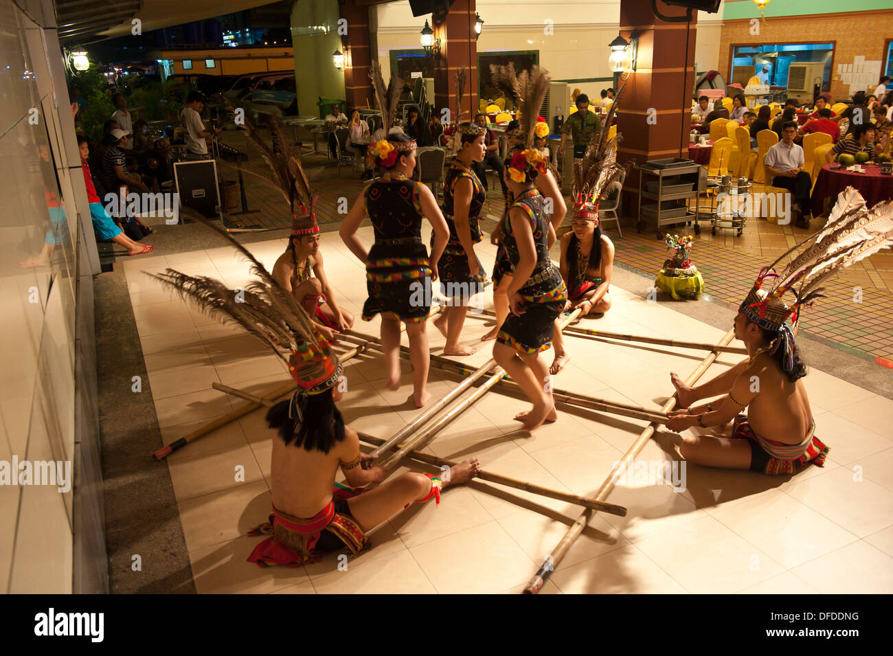 La danse traditionnelle, Sabah, Malaisie Banque D'Images