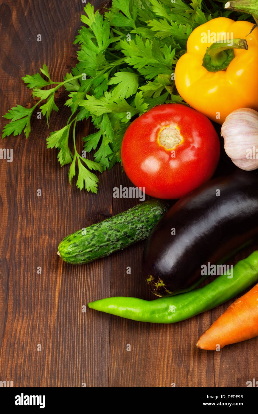 Les légumes frais mûrs sur table en bois Banque D'Images