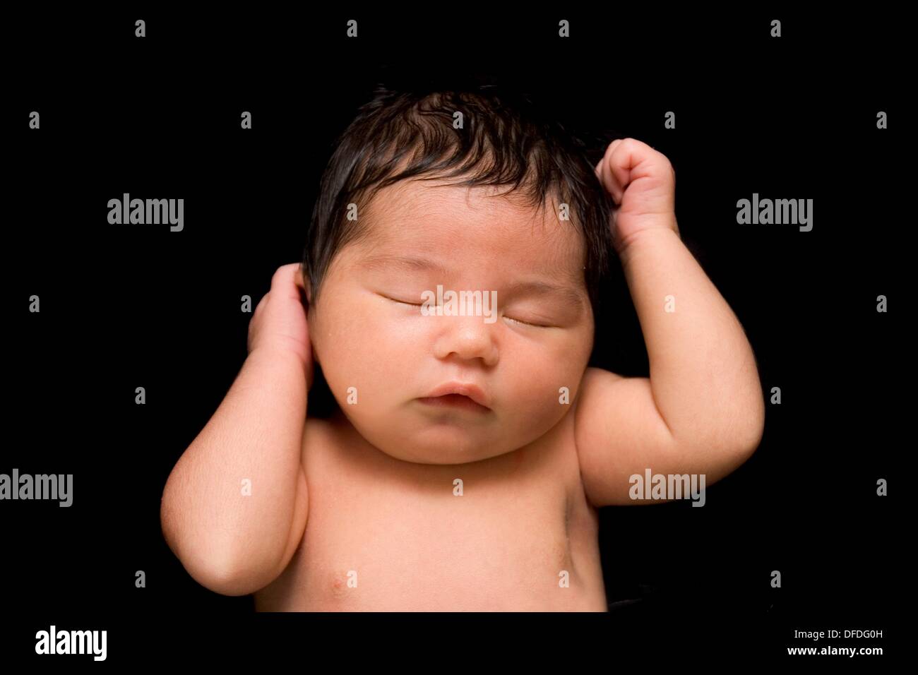 Un Nouveau Ne Se Trouve Dormant Beaucoup De Cheveux Close Up Photo Stock Alamy