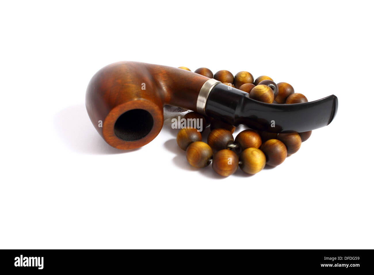 Pipe et Chapelet, perles contre sur un fond blanc. Ретро трубка четки изолированно курения для и на белом фоне. Banque D'Images
