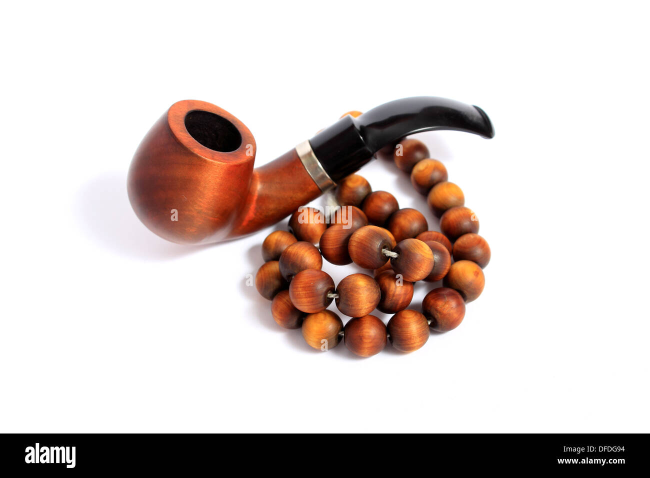 Pipe et Chapelet, perles contre sur un fond blanc. Ретро трубка четки изолированно курения для и на белом фоне. Banque D'Images