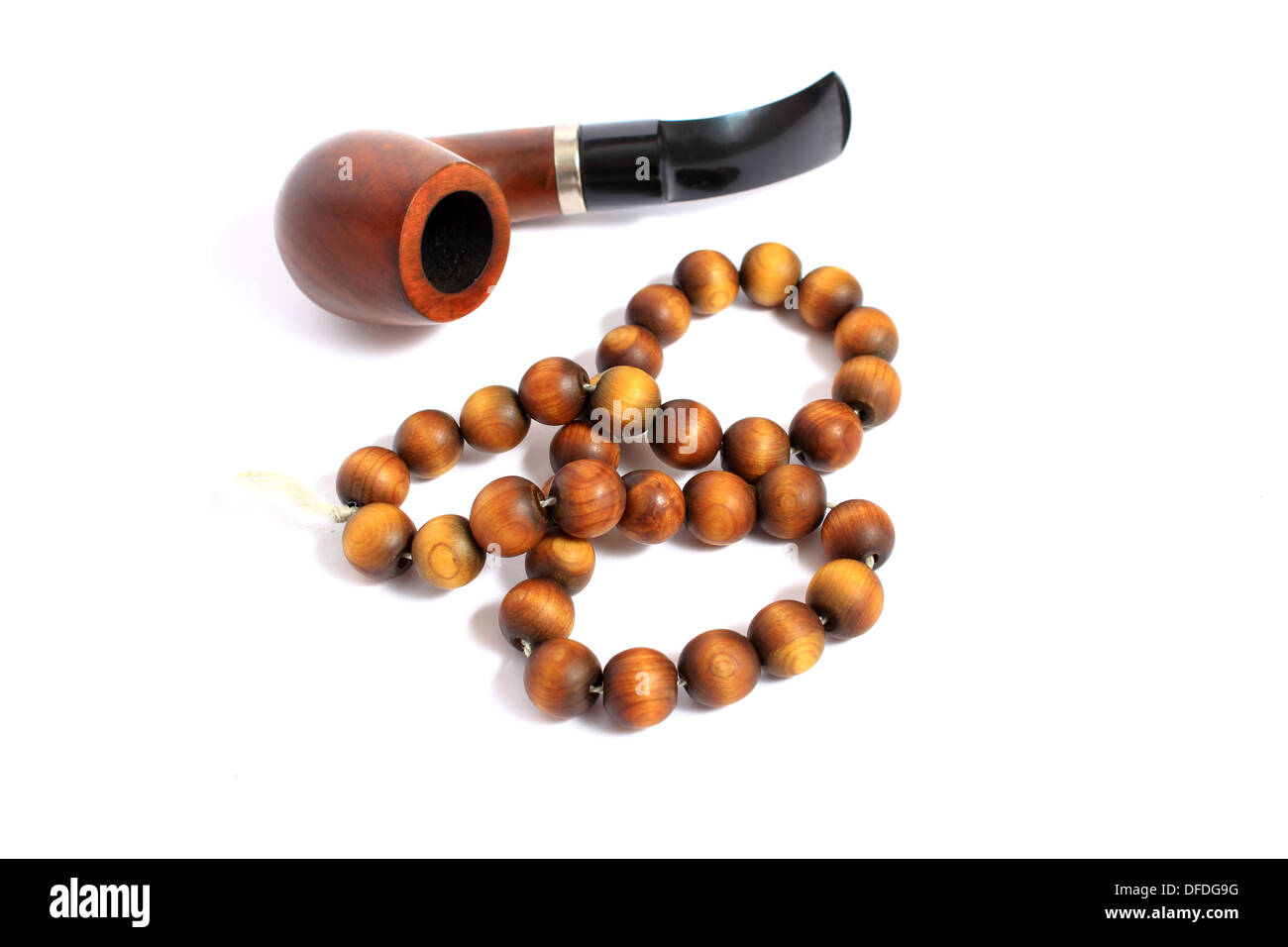 Pipe et Chapelet, perles contre sur un fond blanc. Ретро трубка четки изолированно курения для и на белом фоне. Banque D'Images