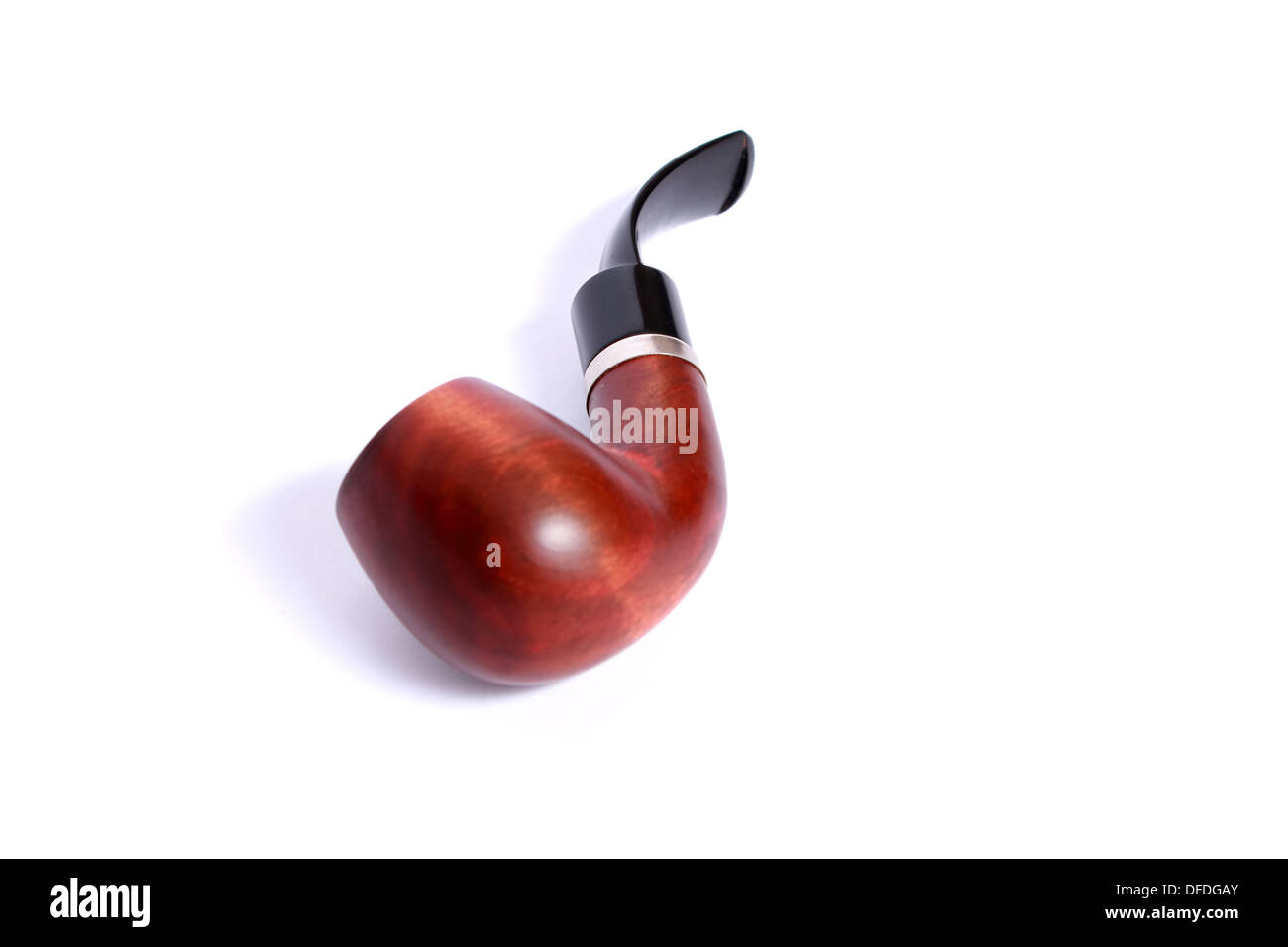 Retro pipe sur un fond blanc. Tuyau de fumer. Курительная изолированно белом фоне трубка на. Banque D'Images