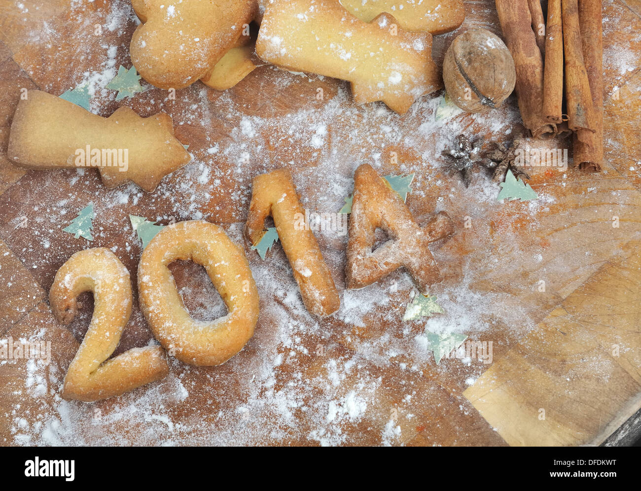 2014 avec les cookies à la main sur planche de bois Banque D'Images