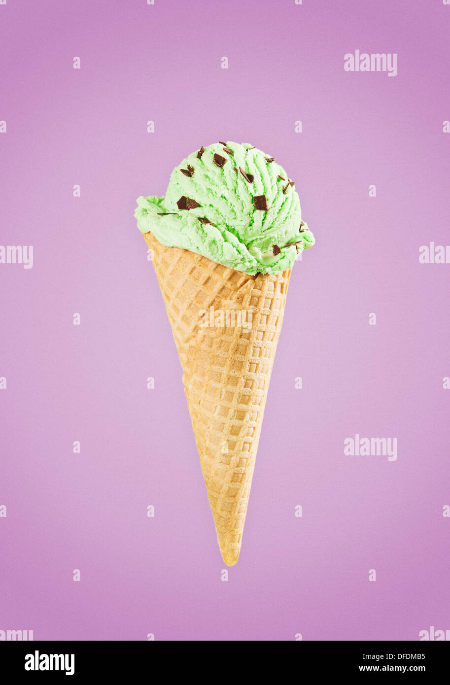 Ice Cream cone en contre fond violet, Close up Banque D'Images