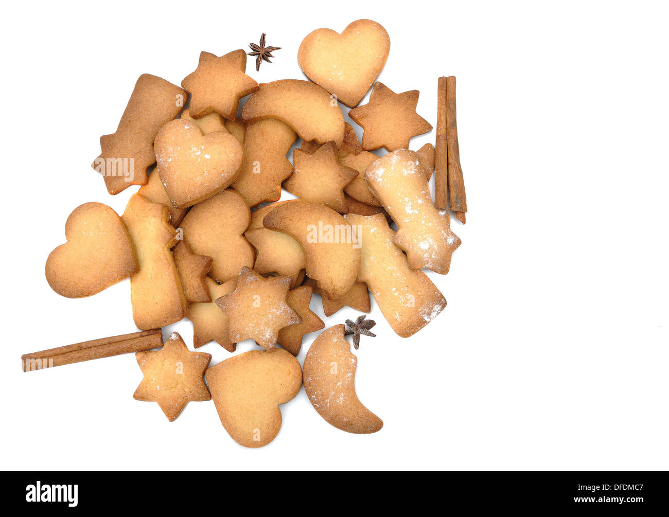 Différentes formes de cookies faits maison avec des épices sur fond blanc Banque D'Images