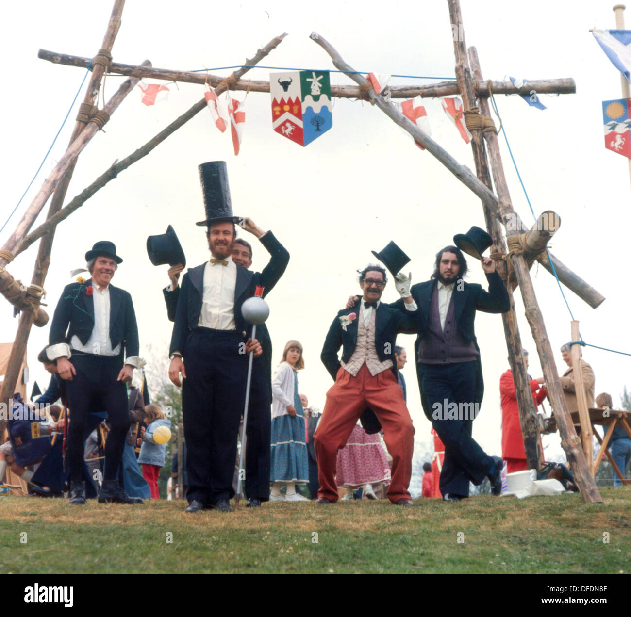 Un village traditionnel vert robe de fête dans le Kent, au début des années 70 Banque D'Images