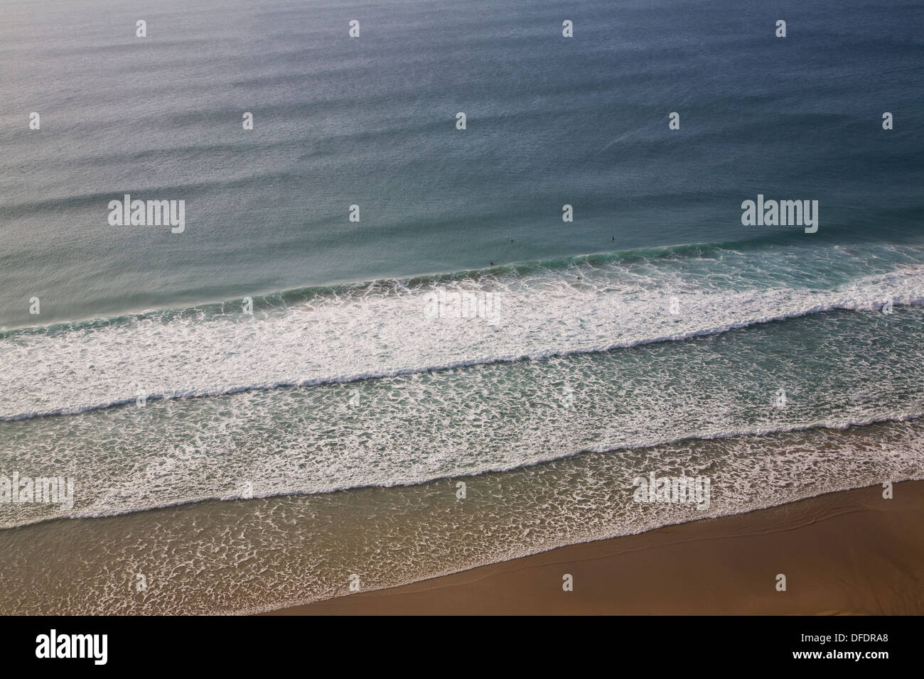 Vue aérienne oblique vagues se brisant sur une plage de Cornwall en Angleterre Banque D'Images