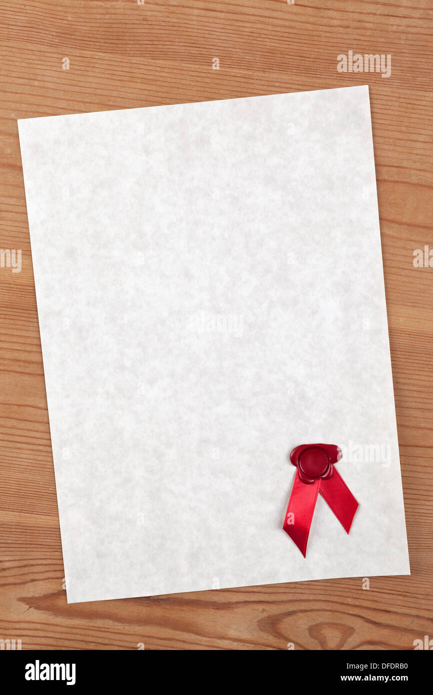Une feuille de papier parchemin avec sceau de cire rouge, ainsi que la douille et plumes d'encre en verre bien sur un bureau, Banque D'Images