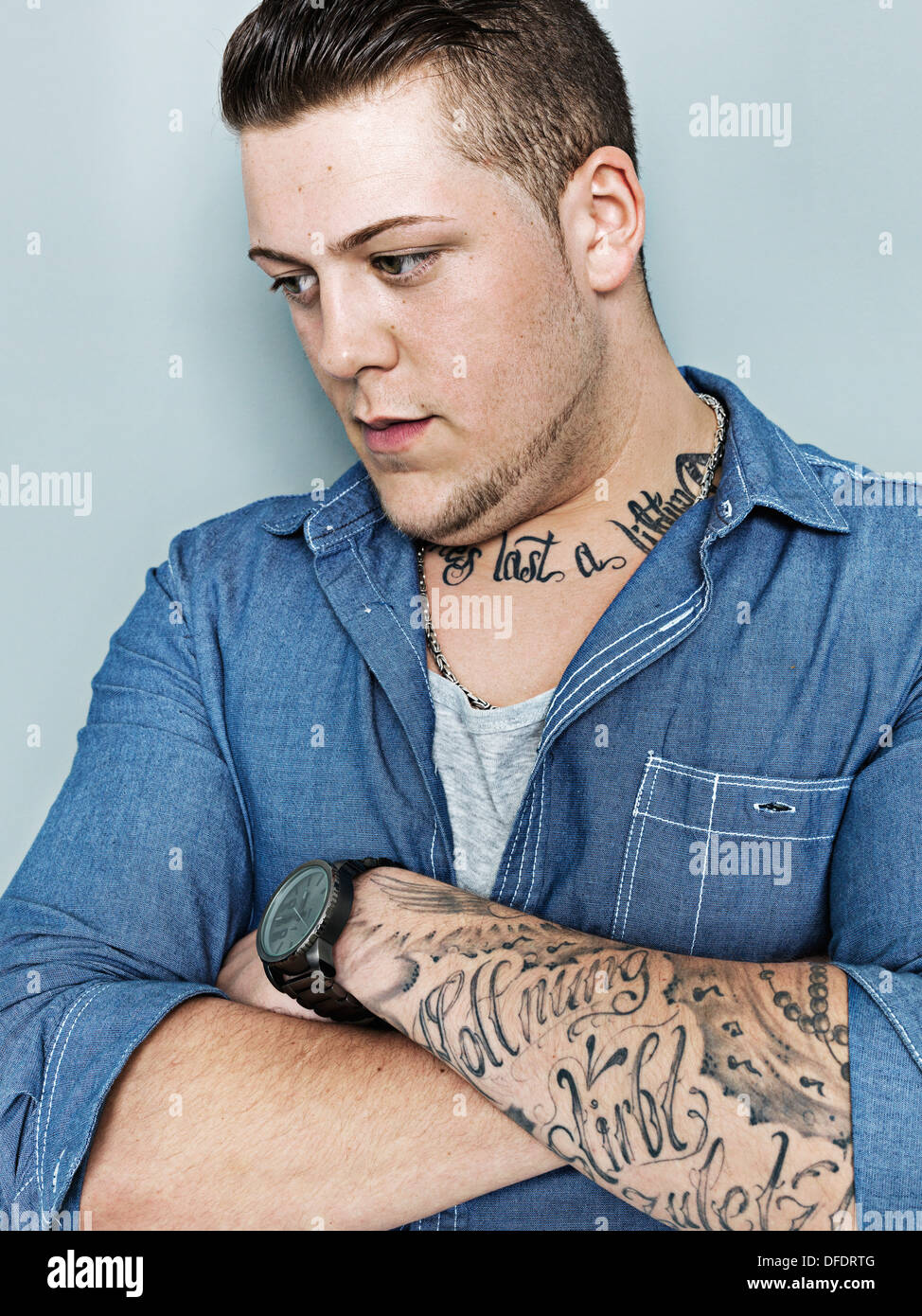 Portrait de jeune homme au tatouage, Close up Banque D'Images