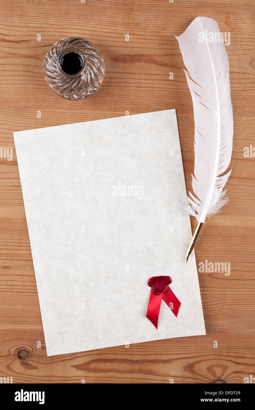 Une feuille de papier parchemin avec sceau de cire rouge, ainsi que la douille et plumes d'encre en verre bien sur un bureau Banque D'Images