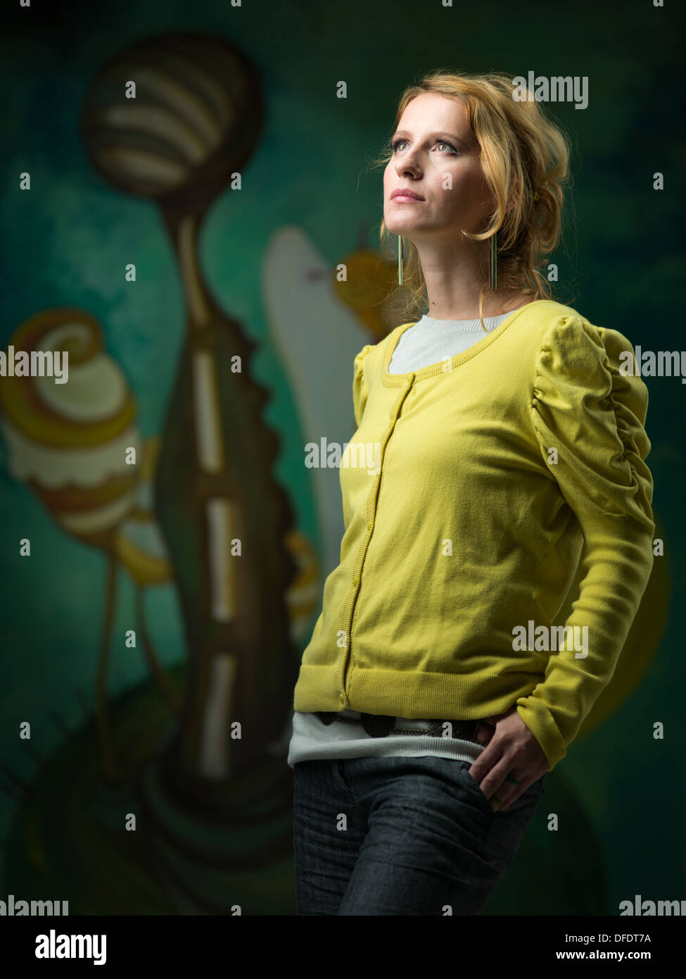 Portrait de beau portrait femme debout face à une lumière et de poser dans une galerie d'art Banque D'Images