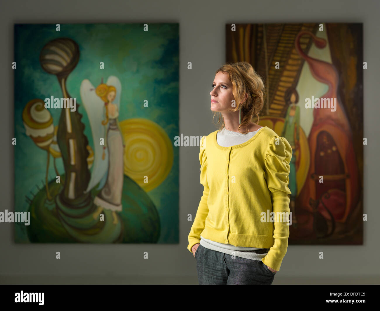 Portrait of caucasian woman standing et de poser dans une galerie d'art à l'écart Banque D'Images