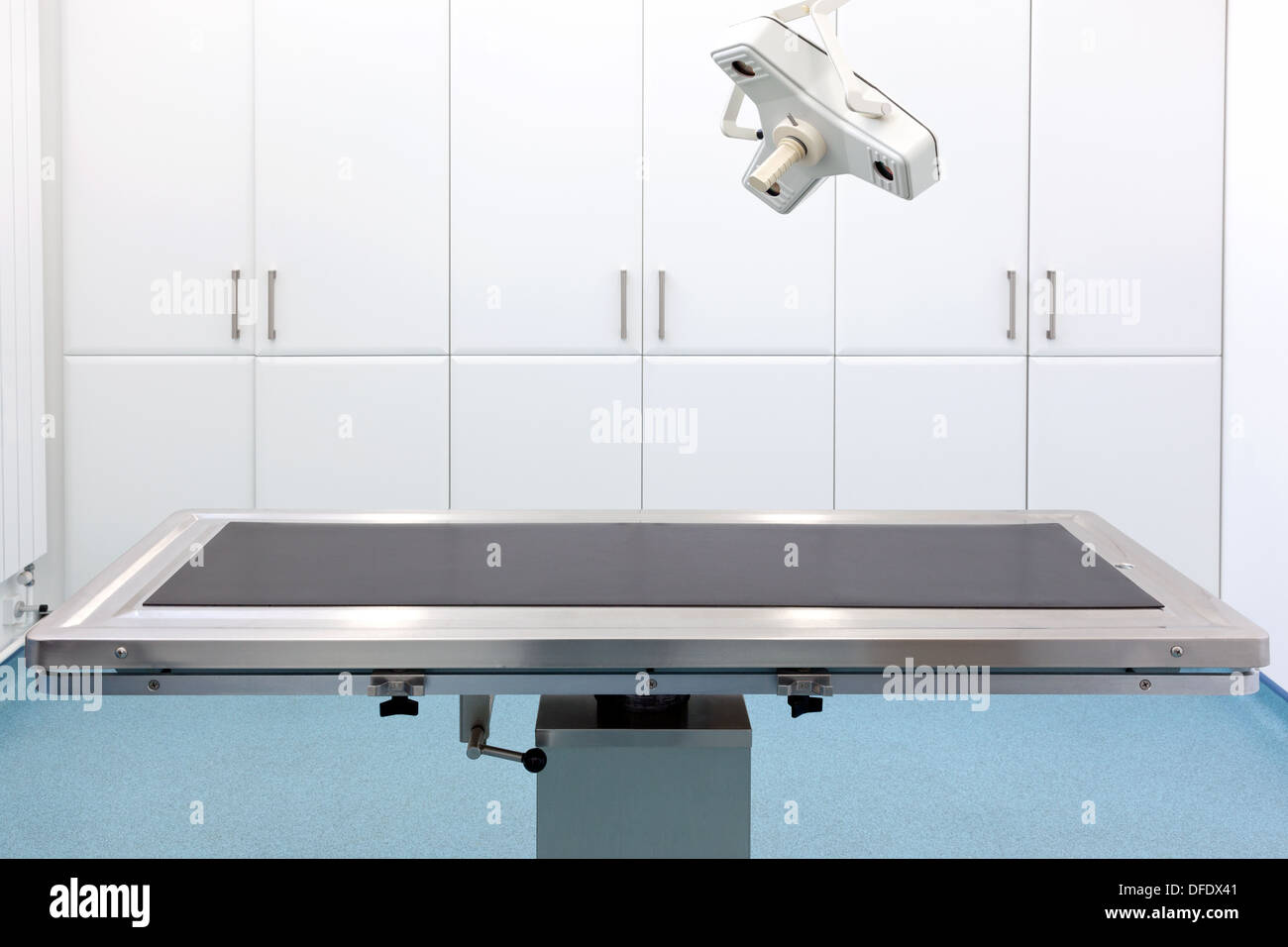 Table vide dans une salle d'opération avec la lumière au-dessus. Banque D'Images