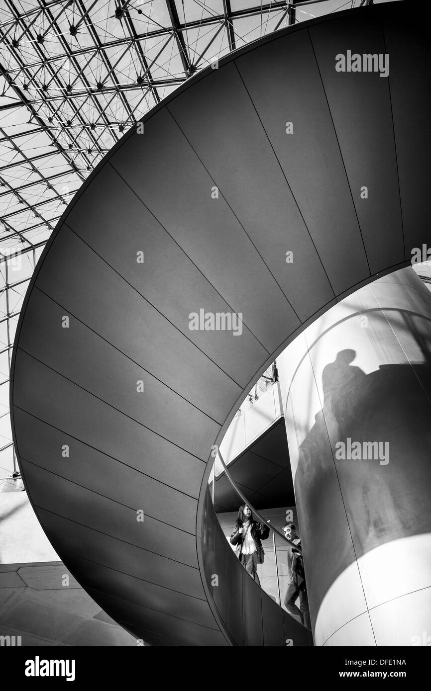 Escaliers à l'intérieur de la pyramide de verre du Louvre, Paris, France Banque D'Images