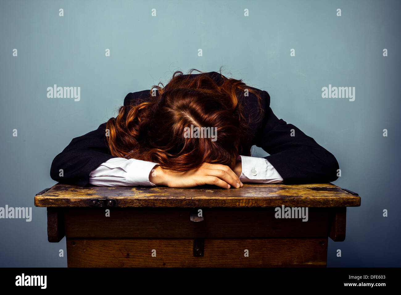 Jeune femme est en train de dormir sur un podium Banque D'Images