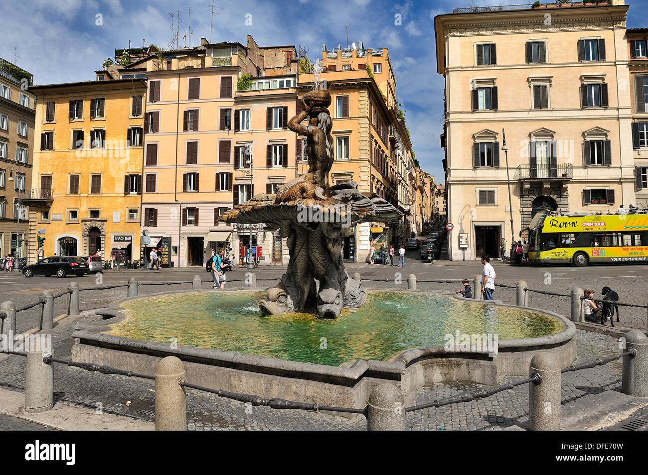 Fontaine du Triton de Gian Lorenzo Bernini, travailler en 1643 sur la Piazza Barberini, Rome Banque D'Images