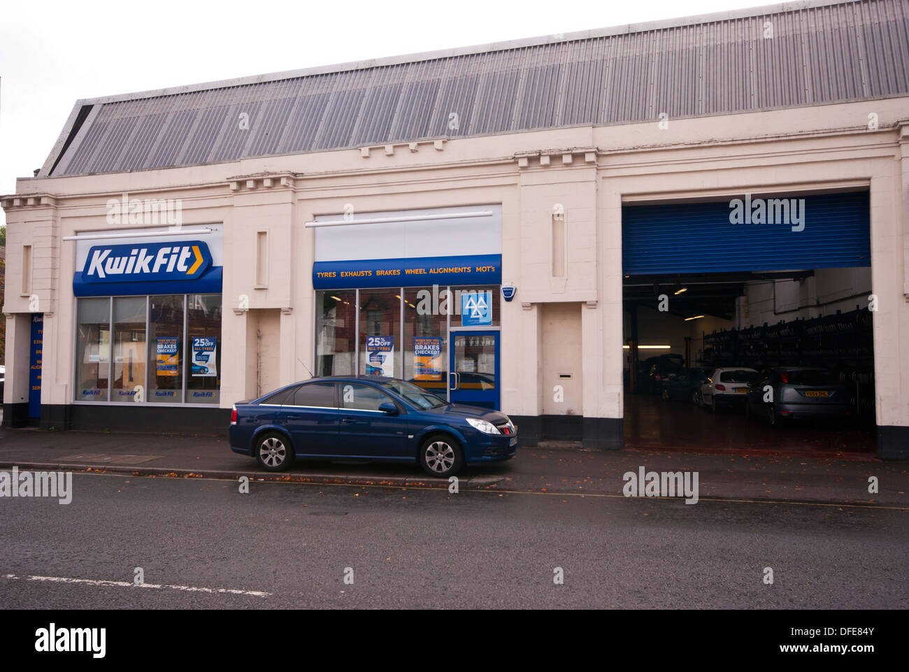 De l'extérieur d'un Garage Kwik Fit UK Banque D'Images