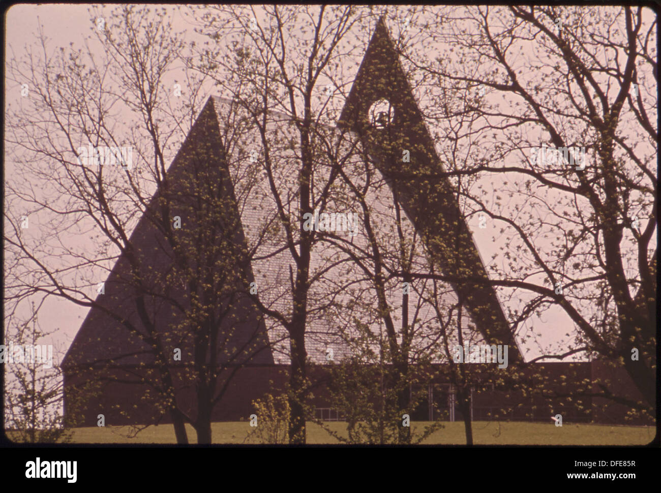 Une photographie de la première église baptiste, soulignant sa conception architecturale et son importance historique en tant que lieu de culte dans la communauté. Banque D'Images