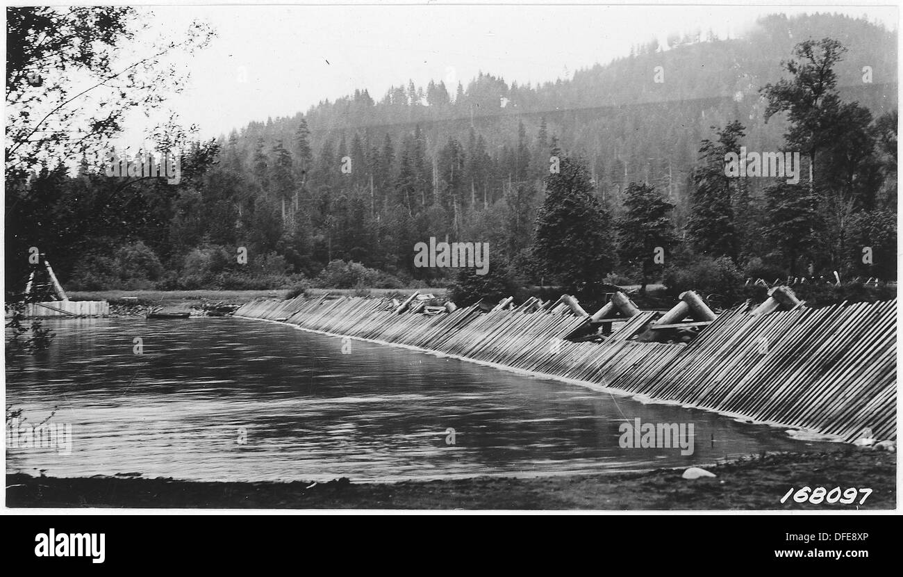 Une image historique d'un piège à poissons installé sur la rivière South Willamette près de la limite de la forêt Cascade en Oregon, datant de 1922. Ce piège était utilisé pour attraper le saumon. Banque D'Images