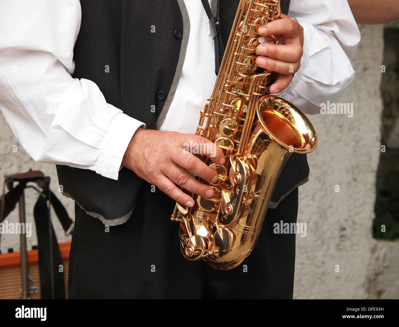 L'homme en chemise blanche jouant sax Banque D'Images