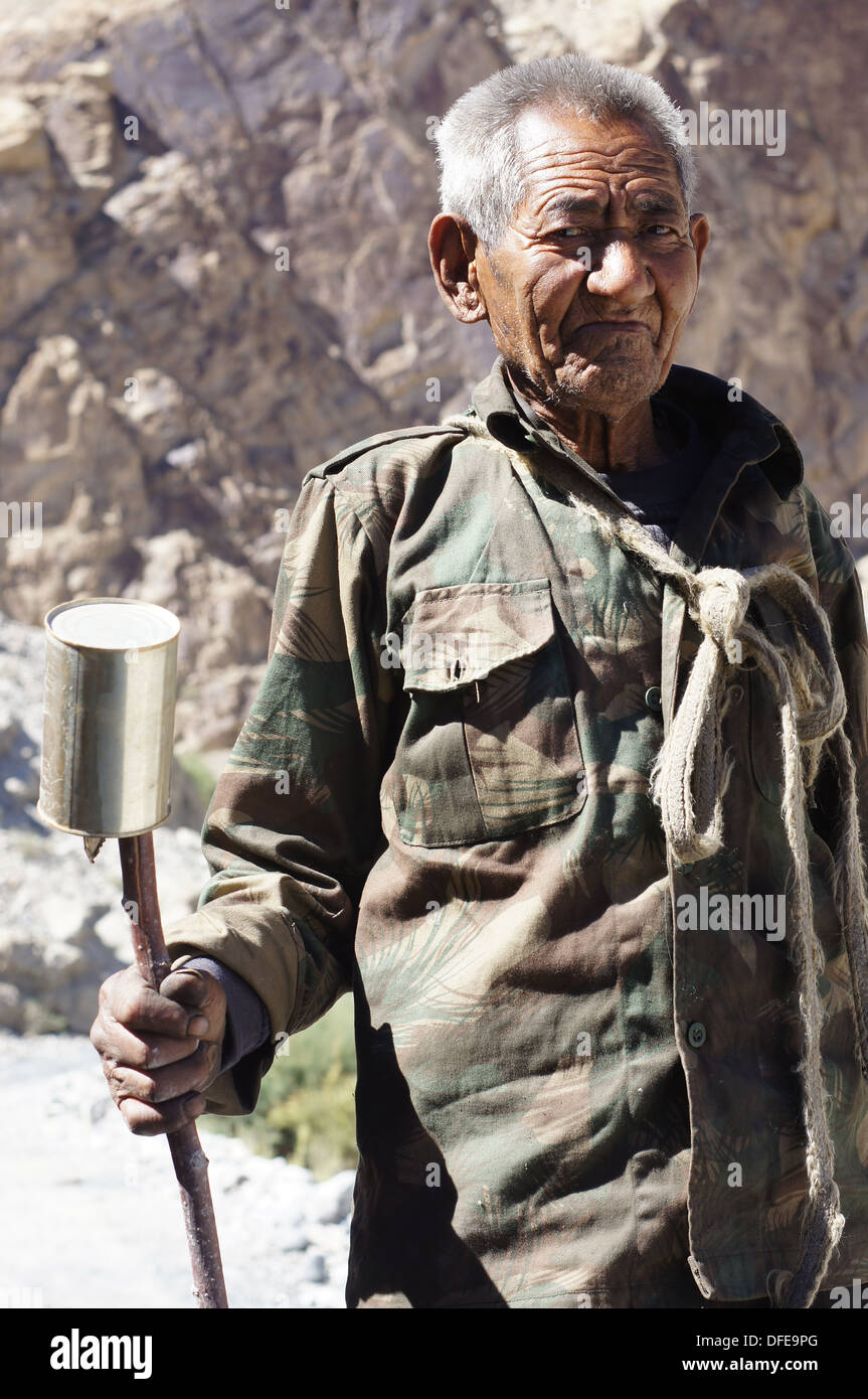 Pilgrim dans Home Maison Village, Ladakh, Inde Banque D'Images