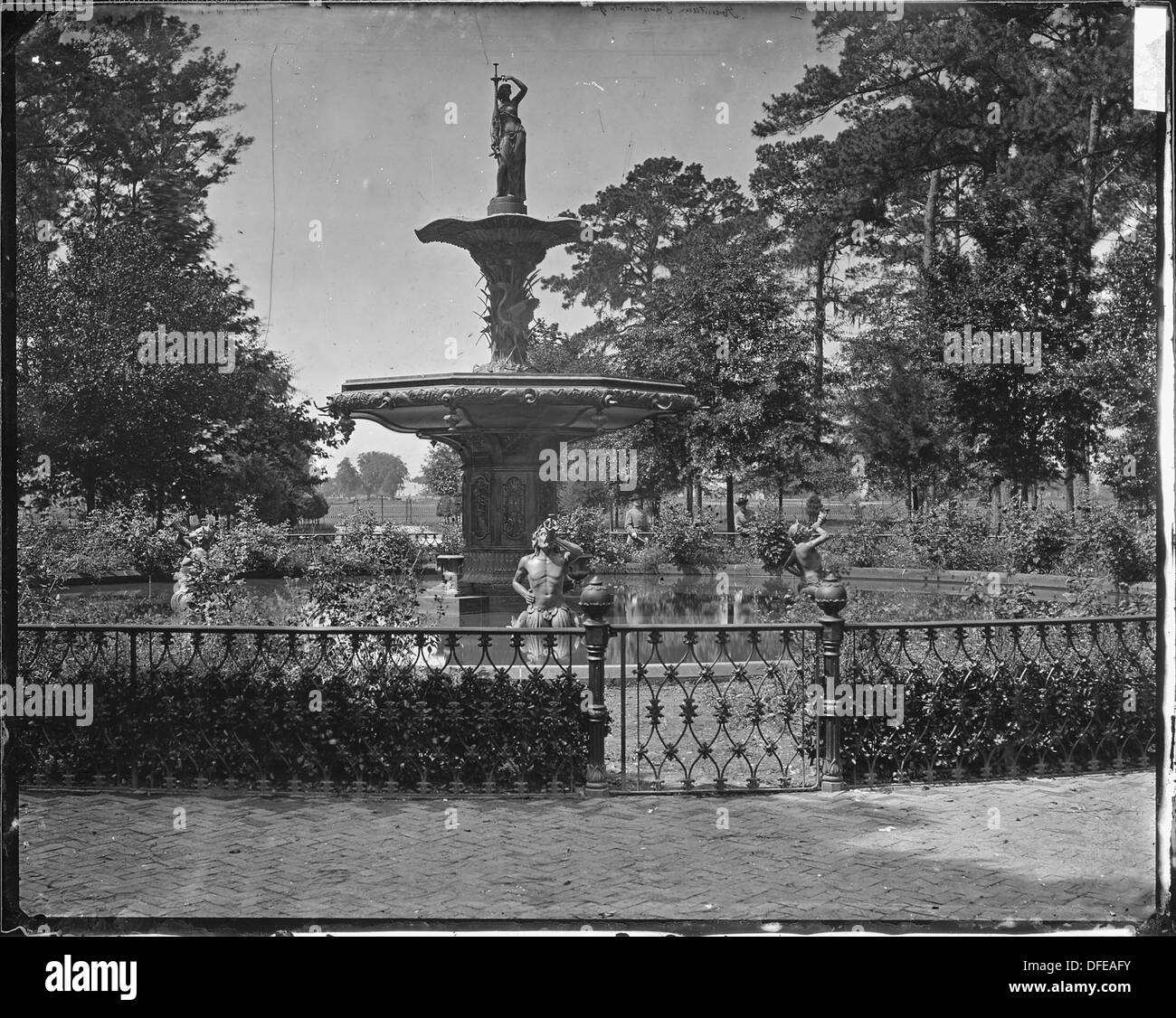 Cette photographie montre une fontaine à Savannah, en Géorgie, prise en 1864. Il souligne l'importance historique des espaces publics dans les villes du Sud pendant la guerre de Sécession. Banque D'Images