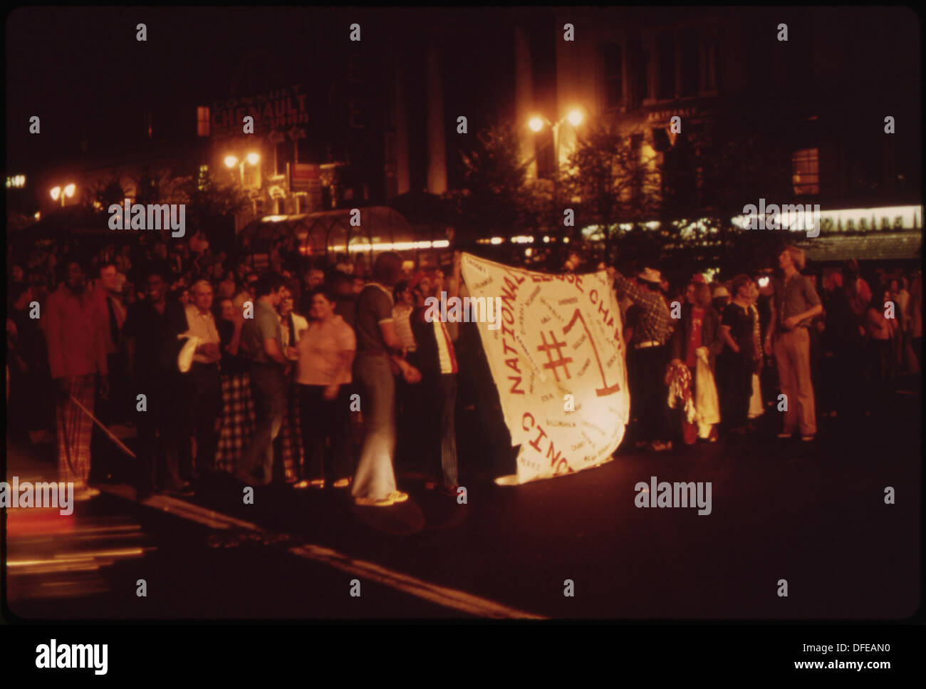 Fountain Square à Cincinnati est rempli de foules célébrant la victoire des rouges, qui ont assuré leur place dans les séries éliminatoires de la Ligue nationale, marquant un moment important dans l'histoire sportive de la ville. Banque D'Images