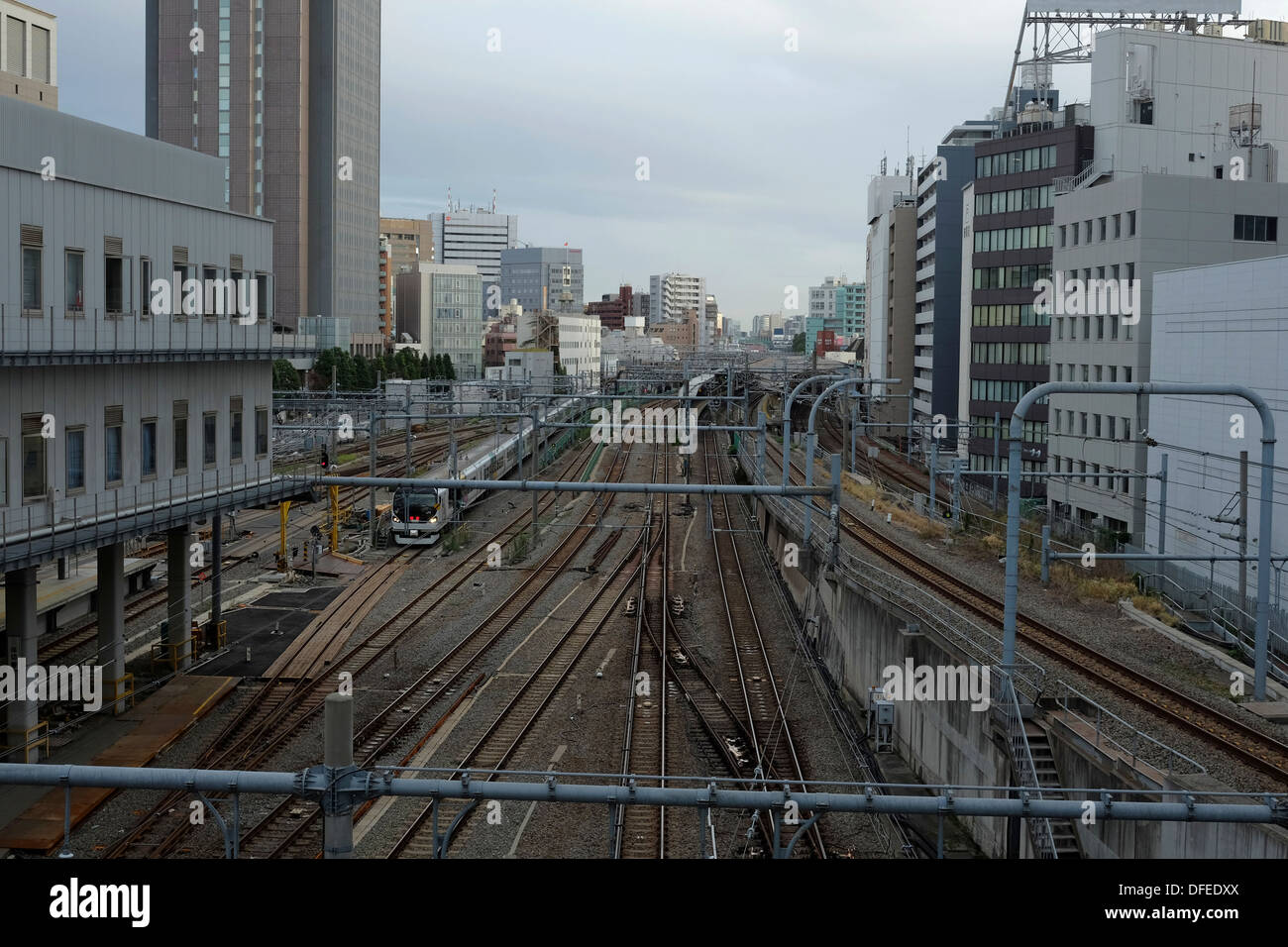 JR Les voies de chemin de fer, la gare de Shinjuku Banque D'Images