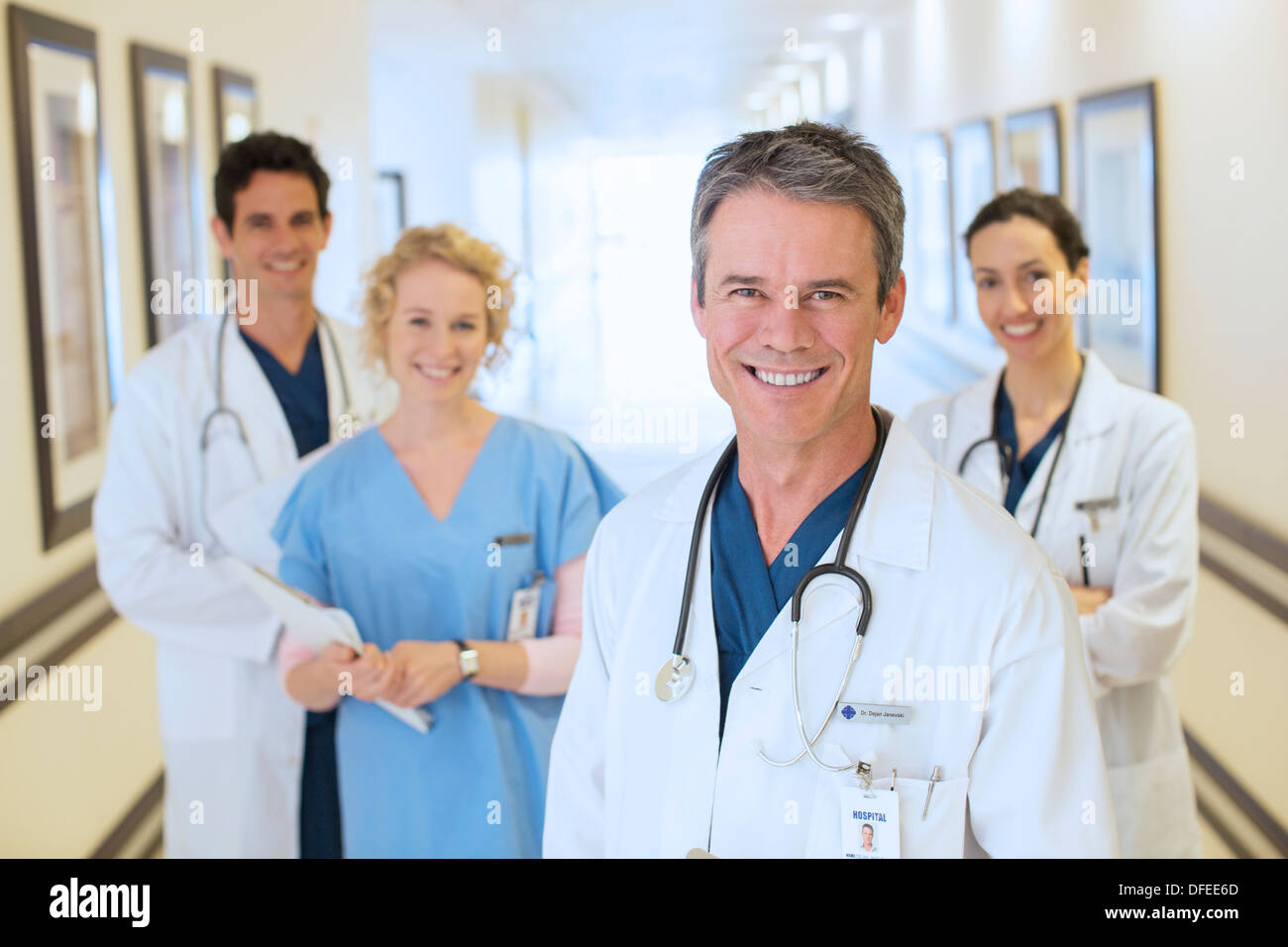 Portrait of smiling doctors and nurse in hospital corridor Banque D'Images