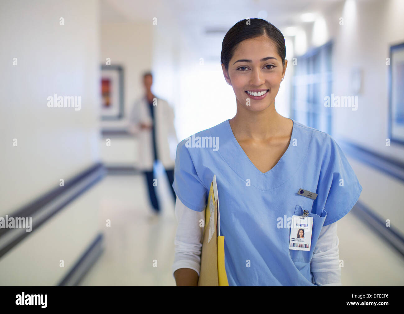 Portrait of smiling nurse in hospital corridor Banque D'Images