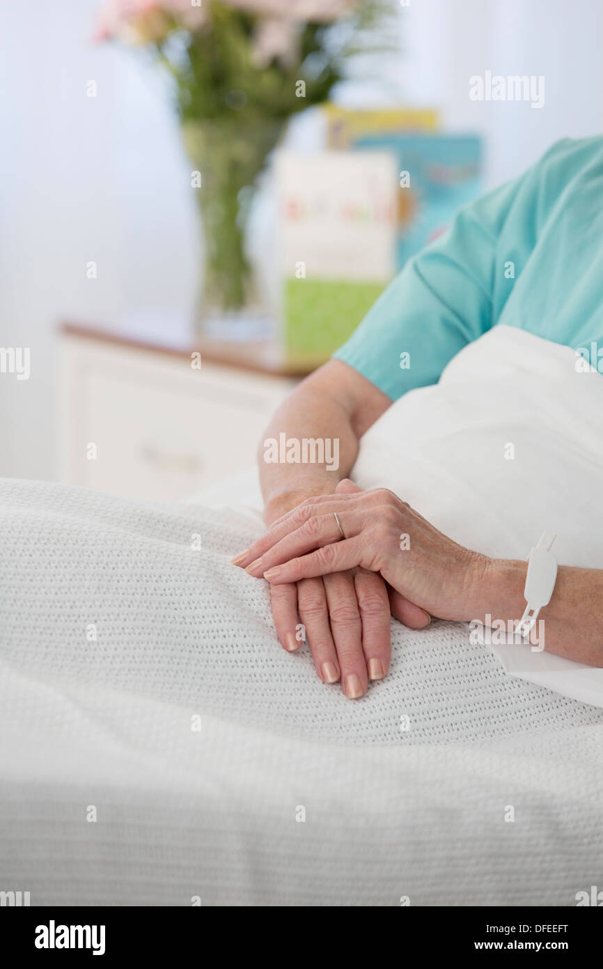 Close up of senior mains du patient in hospital bed Banque D'Images