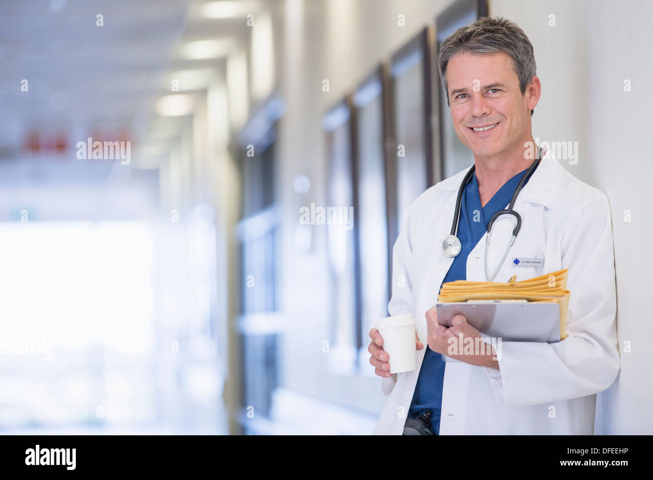Portrait of smiling doctor in hospital corridor Banque D'Images
