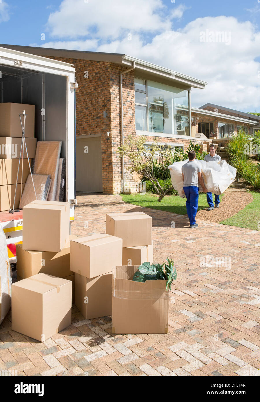 Movers transporter canapé de camion de déménagement à new house Banque D'Images