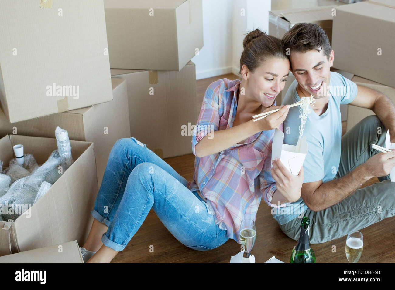 Le partage de deux ou trois aliments chinois sortir in new house Banque D'Images