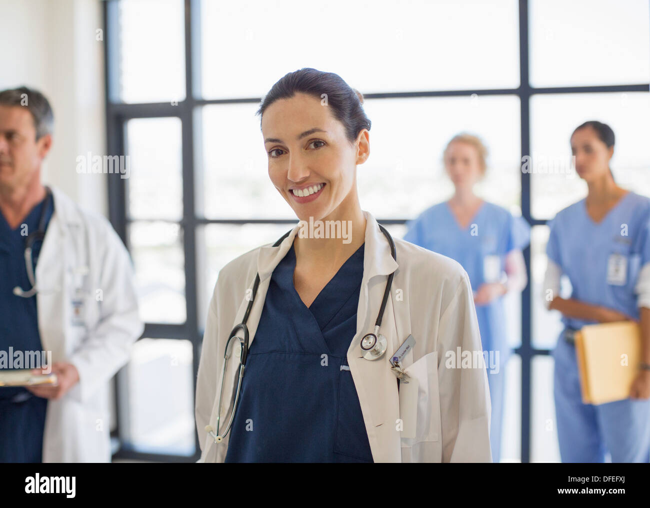 Portrait of smiling doctor in hospital Banque D'Images