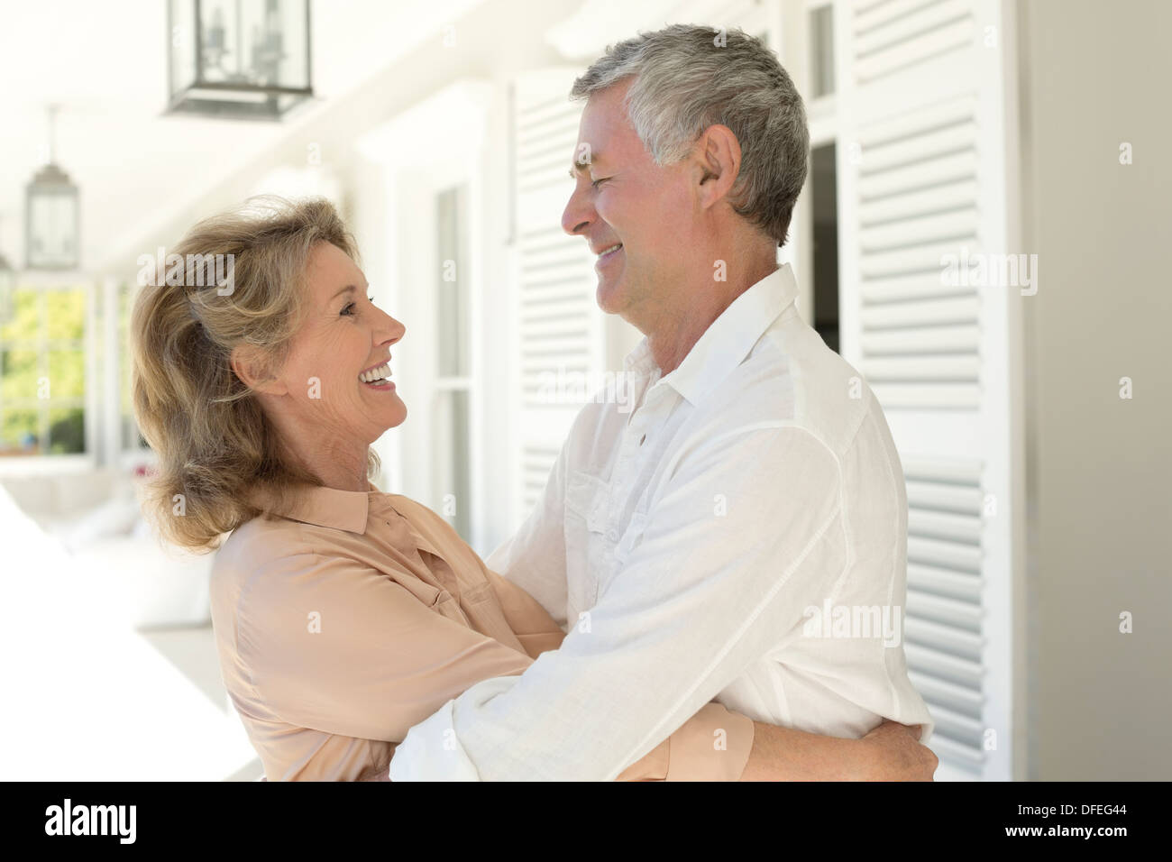 Senior couple hugging on patio Banque D'Images