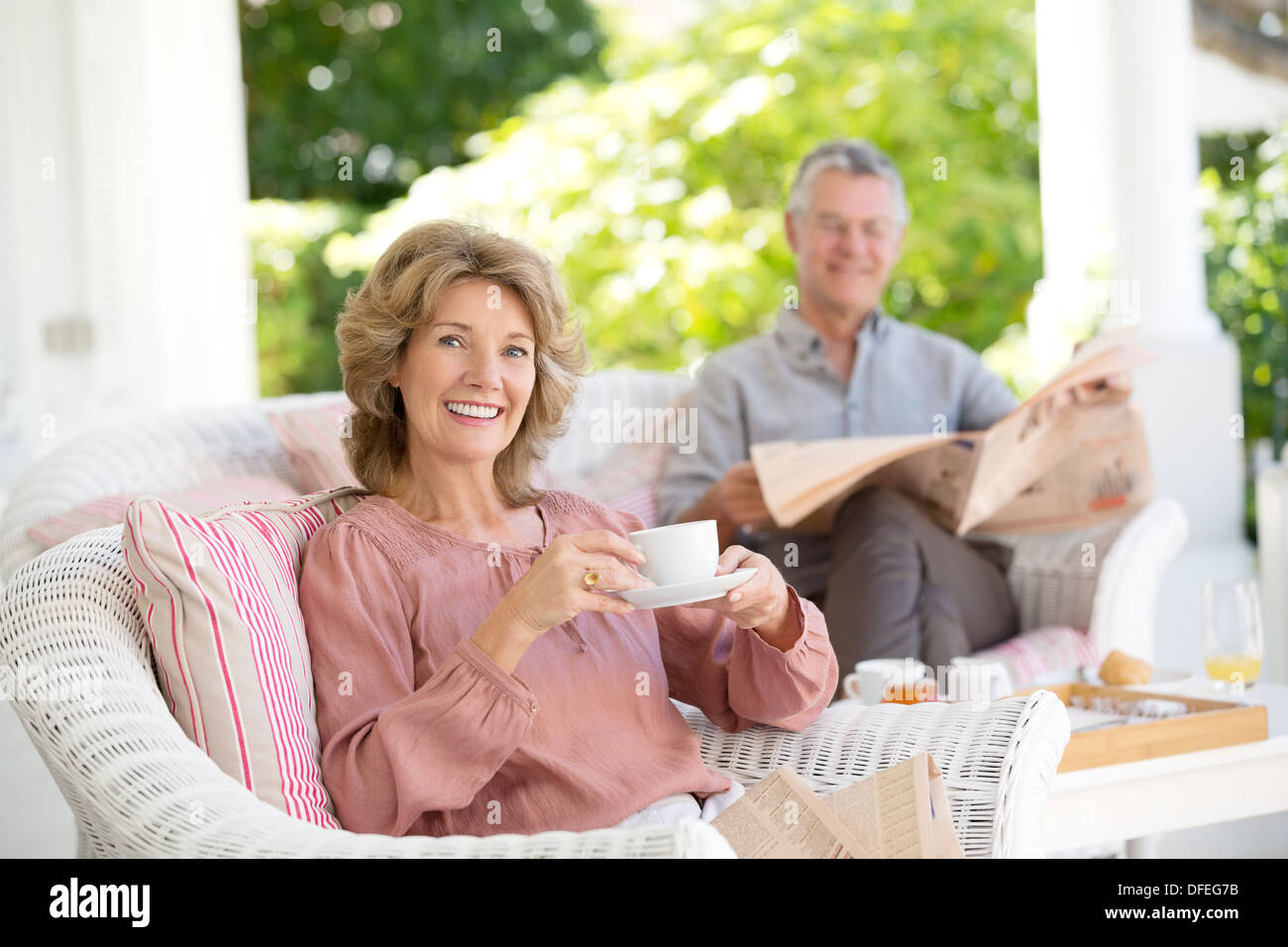 Senior couple relaxing on patio Banque D'Images